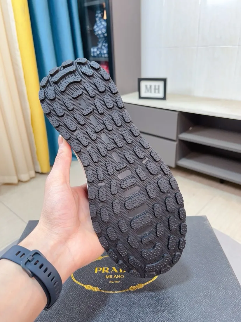 Men's shoes 💰420🌹🌹High-quality new Prada counters are launched simultaneously. The new men's shoes and 😘fabrics are selected from imported mesh and glue-spraying technology. Imported cowhide lining. 👍🏿High-end☄️Open-molded non-slip rubber outsole, exquisite lines, simple and elegant, comfortable and high-end for leisure travel. Code number: 38 to 44